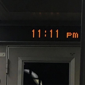 美女和男人努力生产豆浆
